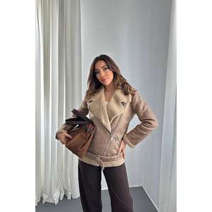 เสื้อแจ็คเก็ตผู้หญิงสีเบจบุขนสัตว์พร้อมแผ่นรองไหล่ ขายส่ง - Product Image 5
