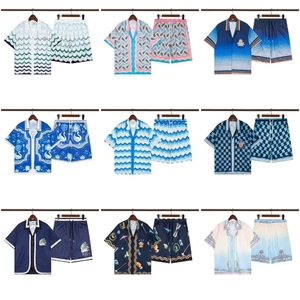 Completo Set Abbigliamento Moda Designer 2026: Camicia a Maniche Corte <span class=keywords><strong>e</strong></span> Pantaloncini da Uomo Stile Tribale <span class=keywords><strong>e</strong></span> Abiti da Donna per Resort da Spiaggia - Il Tuo Look di Tendenza - Product Image 1