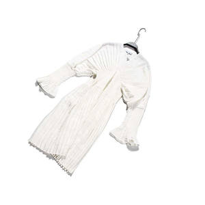 Abito chemisier plissettato a maniche lunghe Sakiya in bianco - Product Image 6