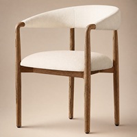Ensemble de salle à manger rond en travertin Wabi-Sabi avec base en chêne et fauteuils crème pour villas de luxe et projets hôteliers