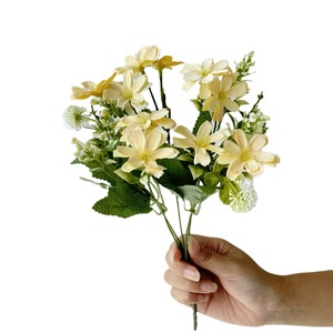 Bouquet de marguerites artificielles en soie pour la décoration de la maison, les mariages et les événements extérieurs – Composition de 5 tiges et 10 têtes de chrysanthèmes papillon - Product Image 5