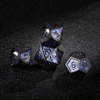 Jeu de dés polyédriques bleu irisé avec cadre gris anthracite, dés RPG à paillettes métalliques foncées pour jeux de table, collection et décoration