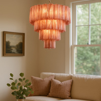 Lustre contemporain de Murano en ambre et lys, design moderne en verre, lumière blanche chaude pour installation suspendue dans une salle de restaurant d'hôtel