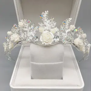 高品质婚礼新娘发饰水钻水晶金饰头饰和带梳子设计师新娘皇冠的婚礼皇冠