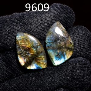 Par de gemas de labradorita natural de 27.5+ quilates, pulidas, en forma de gota, para la elaboración de joyas. - Product Image 3