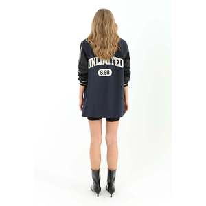 เสื้อแจ็คเก็ตสั้นดีไซน์หรูหราสำหรับผู้หญิง รุ่น Soul พร้อมดีเทลแขนเสื้อสีน้ำเงินกรมท่า เหมาะสำหรับสไตล์ทันสมัยและโอกาสพิเศษ - Product Image 2