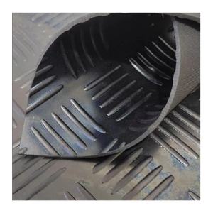 Rollo de alfombrilla de hoja de goma con patrón de cuadros de piso de goma negra absorbente - Product Image 2