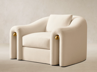 Fauteuil artisanal Los Angeles, expression sculpturale, dossier arrondi, accoudoirs inclinés avec finitions, coussins en duvet et plumes moelleux