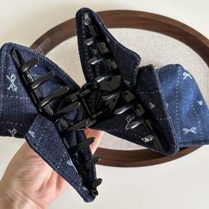 Pince à cheveux vintage en tissu brodé style western, motif triangle et requin - Product Image 6