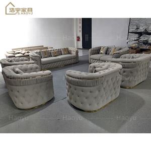 طقم أريكة فاخر على الطراز الأوروبي، كنبة تشيسترفيلد بيضاء بأرجل من الذهب الوردي، منجدة بقماش مخملي مع أزرار، أثاث لغرفة المعيشة - Product Image 2