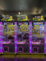 Máquina de grúa recreativa con pantalla LED y certificación CE, operada con monedas, con aceptador de billetes y fuerza de garra ajustable para centros comerciales