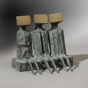 تمثال تجريدي عصري للديكورات الداخلية يُقام بتصميم ثلاثة أشخاص جالسين مصنوع من البرونز ومتوفر للبيع