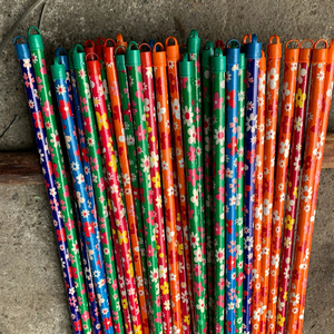 Manche de balai en bois revêtu de PVC du Vietnam, tuyau en PVC coloré, fabricant de manche de balai en plastique, design floral en plastique - Product Image 5