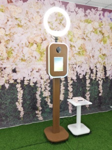 Cabina de Fotos Portátil, Fácil y Rápida de Instalar, Estilo Vintage con Acabado de Madera, para iPad Air M3 y A16, Cabina para Fiestas - Product Image 2