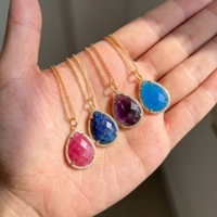 Collier en pierre naturelle taille poire, forme goutte d'eau colorée, avec halo de cristaux, monture dorée, plaqué or, bijou cadeau