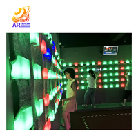 La lumière de maintien d'escalade à LED interactive d'intérieur améliore l'expérience du mur d'escalade pour le jeu d'activation de parc d'attractions