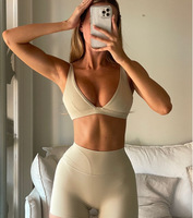 Ensemble 2 pièces pour femme : Soutien-gorge de sport décolleté en V profond et short taille haute froncé - Tenue de sport sculptante sans coutures Vente en gros OEM