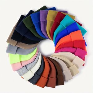 หมวกไหมพรมอะคริลิก 100% สีพื้น สำหรับฤดูหนาว เหมาะสำหรับการเดินทาง  ทรงสี่เหลี่ยม  รับปักโลโก้ตามสั่ง ขายส่ง - Product Image 1