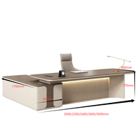 Bureau de direction en forme de L, élégant et moderne, beige et marron, avec éclairage LED et armoires latérales, mobilier de bureau durable pour PDG