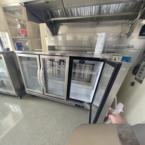 Refrigerador de estilo Mostrador de barra comercial de puerta abierta Refrigerador de pantalla incorporado móvil para aplicación de enfriamiento de hoteles - Product Image 4