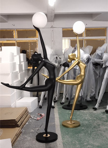 Lampe sur pied LED moderne en forme de sculpture tenant une <span class=keywords><strong>boule</strong></span>, base E27, construction en résine, abat-jour en verre, haute luminosité pour hall d'hôtel et exposition - Product Image 4