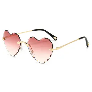 Venta al por mayor barato nueva moda de lujo sin montura gafas de sol Shades tendencia personalidad corazón gafas de sol mujeres 2024