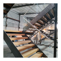 Escaliers droits modernes en forme de Z avec garde-corps en verre et marches en bois pour appartement