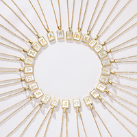 Collier avec pendentif en lettres initiales A-Z pour femmes en acier inoxydable plaqué or 18 carats avec chaîne à maillons en coquille blanche