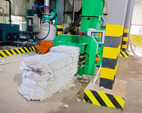 Compacteur de carton horizontal / Machine à emballer le carton horizontale / Machine à presser automatique pour animaux de compagnie