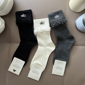 Chaussettes tricotées déchirées avec lettres estampées à chaud, décoratives, tendance, style Ins, mi-mollet, en coton absorbant la transpiration, pour influenceurs - Product Image 1