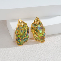 Boucles d'oreilles clous hypoallergéniques en acier inoxydable plaqué or 18 carats, motif coquillage irrégulier inspiré de l'océan pour femme