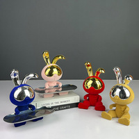 Vente en gros de figurines décoratives métalliques de lapin astronaute mignon, accessoires d'affichage intérieur pour magasin