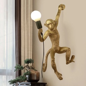Lampe murale en métal doré en forme de <span class=keywords><strong>singe</strong></span> avec un design artistique unique pour salon moderne et décoration intérieure originale - Product Image 1