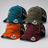 Casquette de baseball unisexe réglable style streetwear avec pendentif croix en chaîne perlée or rose, dos en maille couleur unie et visière incurvée