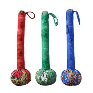 Marteau de massage Nanyang en bois avec boule d'armoise 207g, bâton de tapotement des méridiens pour le corps entier, équipement de santé et de fitness - Product Image 1