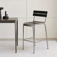 Chaises de bar style Bauhaus du milieu du siècle avec dossier, tabourets en fer antique pour salons de thé, cafés et repas en plein air