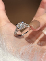 Perhiasan Moissanite Potongan Bulat VVS D GRA 2ct, Cincin Perak 925 Lapis Emas Putih Sederhana dengan Empat Cakar, Model 2-Arm Unisex dengan Nama Kustom