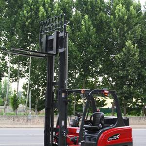 Montacargas de Batería de Plomo-Ácido de Alta Calidad de 3-5 Toneladas Modelo CPD-30 con Tracción en las 4 Ruedas y Neumáticos Sólidos Nuevo - Product Image 3