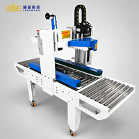 Machine de scellage automatique adaptative pour cartons de tailles variées, pour applications chimiques