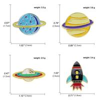 En gros : Pins en métal à motifs de dessins animés, pins souvenirs astronautes, pins spatiaux en émail métallique pour vestes, pins mignons pour sacs à dos, pins planètes