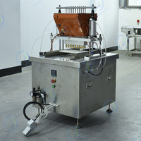 Machine à déposer et à verser pour la fabrication de bonbons en forme d'ours en amidon de gomme / Machines pour bonbons et confiseries