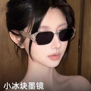 Gafas de sol con montura cuadrada UV400, ligeras, a la moda para mujer, protección solar para adultos - Product Image 1