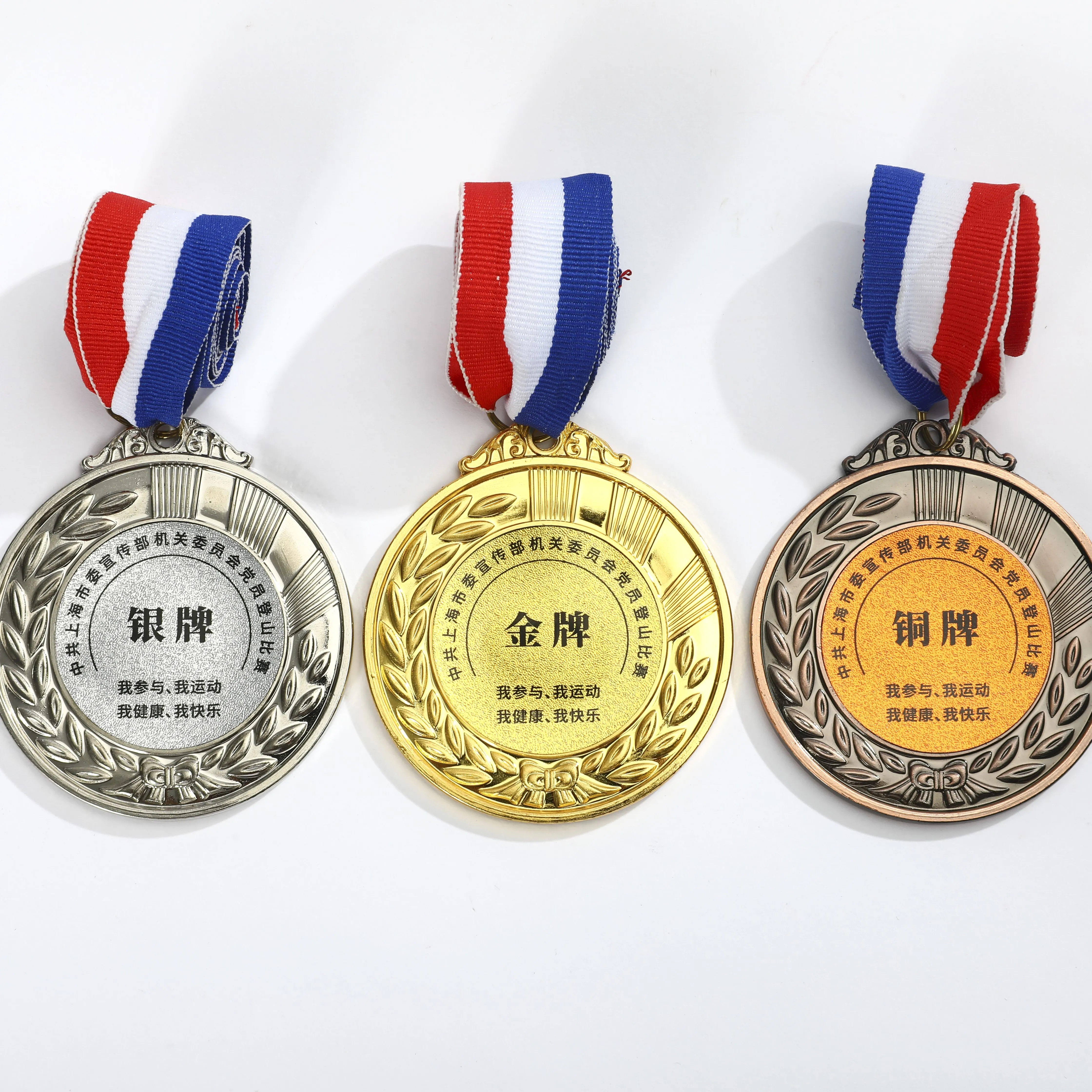 Individuell gefertigte Gold-Award-Medaille und Sport-Thema-Metallschilden Pokal-Trophäen für Messe-Souvenirs Mindestbestellmenge nicht erforderlich