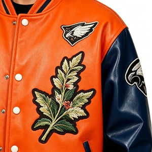 Veste universitaire pour homme de style américain, personnalisable OEM/ODM, avec manches en cuir et lettres en chenille, style baseball, avec patchs raffinés - Product Image 2
