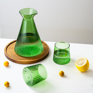 Vente en gros de carafes à boisson en verre soufflé à la main, résistantes aux hautes températures, de 1100 ml, aux couleurs vives et variées, pour jus de fruits - Product Image 5
