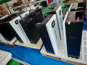 แบตเตอรี่แบบเรียงซ้อนได้ 15kWh/16kWh 51.2V พร้อมล้อ สำหรับระบบไฮบริดพลังงานแสงอาทิตย์ภายในบ้าน แบตเตอรี่ลิเธียมกันน้ำ IP65 - Product Image 3