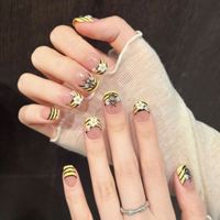Faux Ongles à Presser Courts Carrés Motif Abeille Jaune Rayures Noires Fleurs 3D Paillettes Faits Main 10 Pièces – Collection Soleil