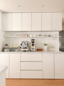 Buffet <span class=keywords><strong>de</strong></span> cuisine minimaliste et station café, conçus pour une préparation culinaire efficace et élégante dans les maisons contemporaines. - Product Image 3