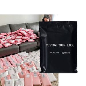 Sacs d'expédition en polyéthylène personnalisés avec logo pour vêtements et chaussettes - Grandes enveloppes auto-adhésives recyclables, plusieurs tailles disponibles - Product Image 1
