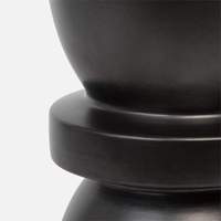 Silhouette structurelle géométrique avec finition verte brillante Accent moderne pour votre espace avec sa table d'appoint au design sablier